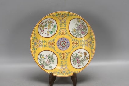 A FAMILLE ROSE DISH
