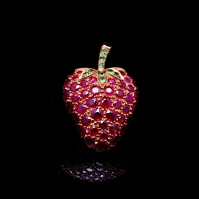 18K GOLD STRAWBERRY LAPEL PIN