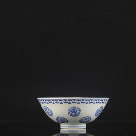 A BLUE AND WHITE 'FLORAL' BOWL
