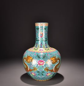 A GREEN-GROUND FAMILLE ROSE 'INTERLOCKING DRAGONS' GLOBULAR VASE