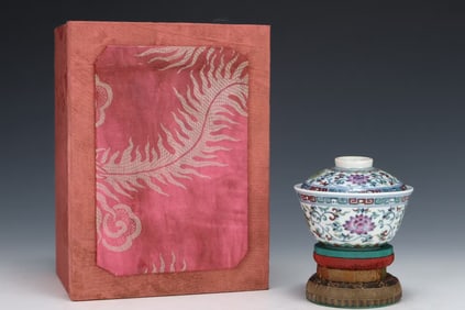 A DOUCAI 'INTERLOCKING LOTUS' COVERED BOWL