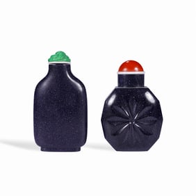 A SET OF BLUE AND GOLD-FLECKED GLASS SNUFF BOTTLES