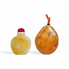 A SET OF HETIAN JADE SNUFF BOTTLES