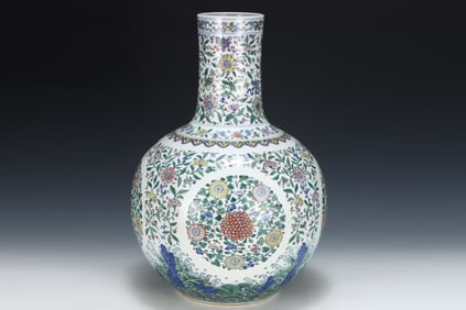 A BLUE AND WHITE WITH DOUCAI 'CHRYSANTHEMUM' GLOBULAR VASE