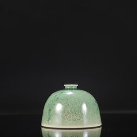 A GREEN-SPOTTED GLAZED CARVED 'DRAGON MEDALLIONS' JAR