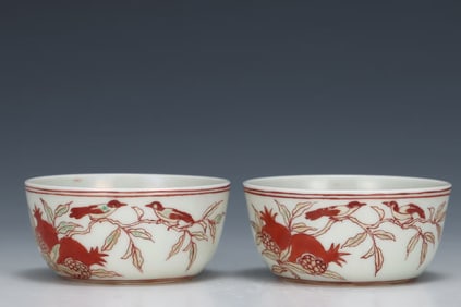 A RED-AND-GREEN 'FLOWERS AND BIRDS' CUP