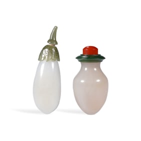 A HETIAN JADE SNUFF BOTTLE AND AN AGATE SNUFF BOTTLE