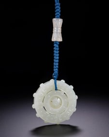 A REVOLVING-CORE PENDANT