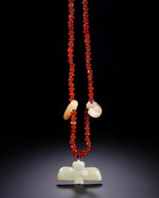 A MULTI-AGATE NECKLACE