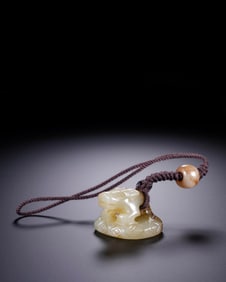 A BEAST-SHAPED PENDANT
