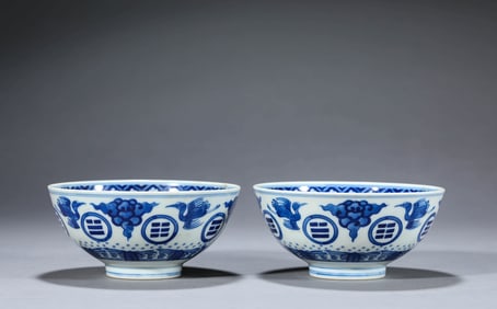 A PAIR OF BLUE AND WHITE 'CRANE AND CLOUD' BOWLS