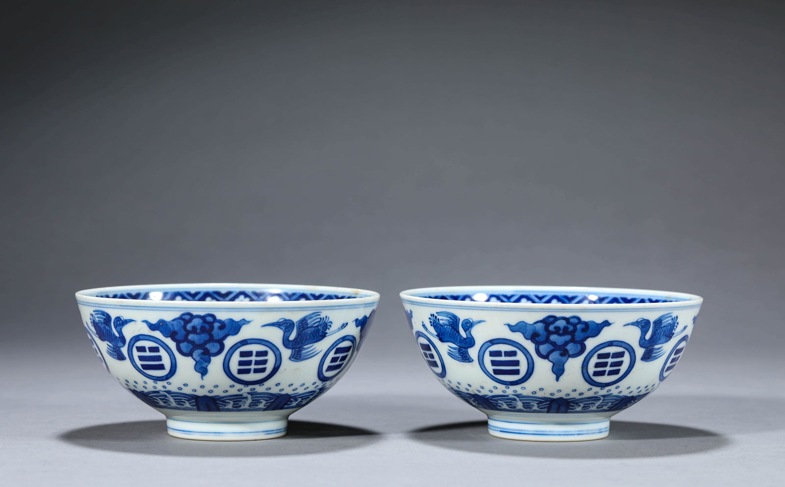 A PAIR OF BLUE AND WHITE 'CRANE AND CLOUD' BOWLS