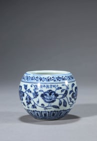 A BLUE AND WHITE 'INTERLOCKING FLOWERS' WATER POT