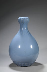 A SKY BLUE GLAZED GARLIC HEAD VASE