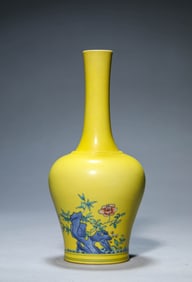 A YELLOW GROUND BLUE AND WHITE 'FLOWER AND BIRD' VASE