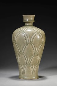 A YAOZHOU TYPE 'CARVED FLORAL' MEIPING