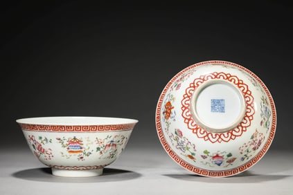 A PAIR OF FAMILLE ROSE 'EIGHT TREASURES' BOWLS