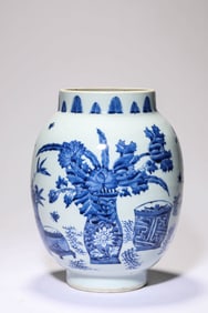 A BLUE AND WHITE 'FLORAL' LOTUS SEED JAR
