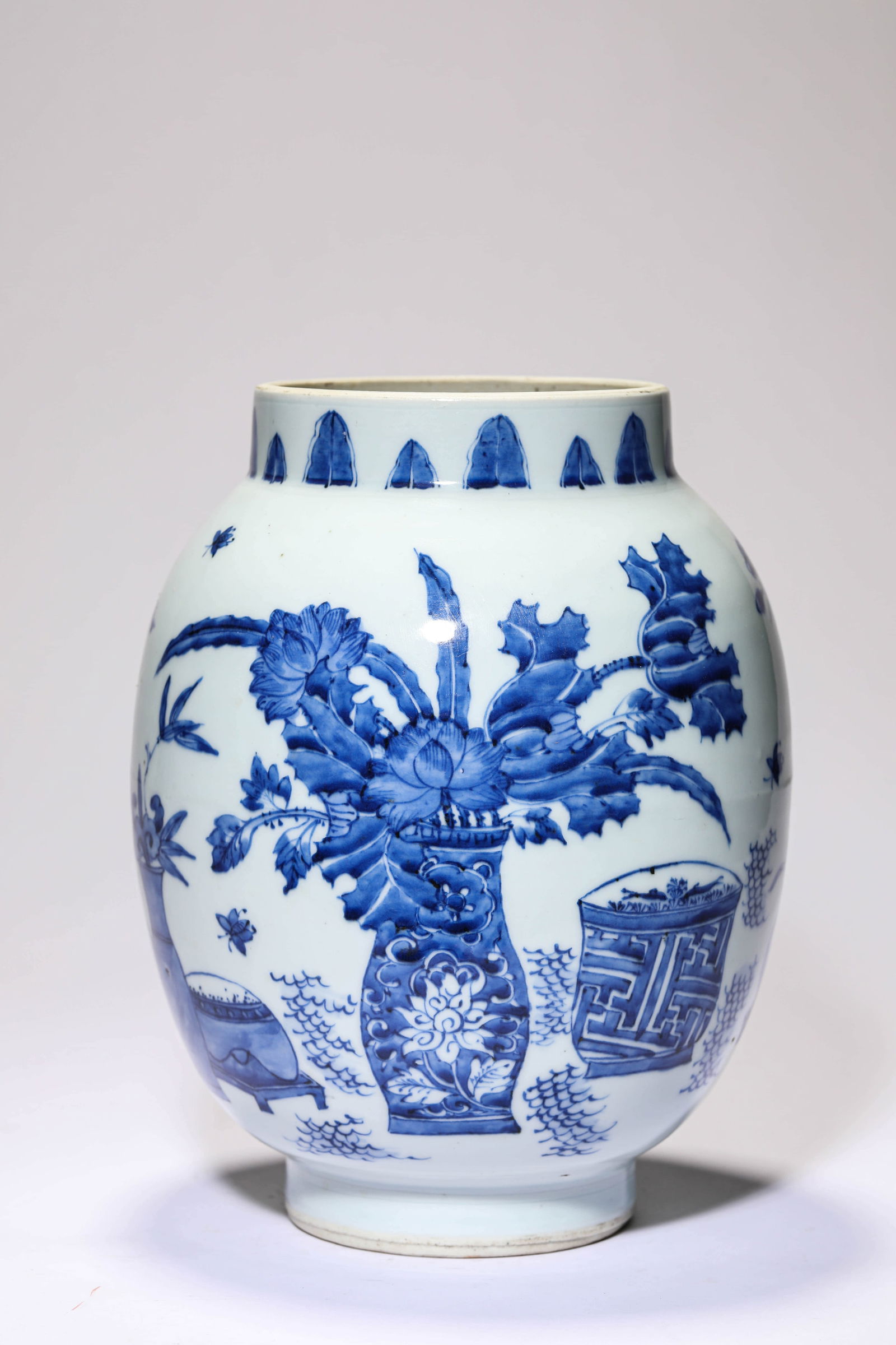 A BLUE AND WHITE 'FLORAL' LOTUS SEED JAR (1 of 5)