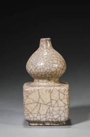 A GE TYPE 'HEAVEN ROUND EARTH SQUARE' VASE