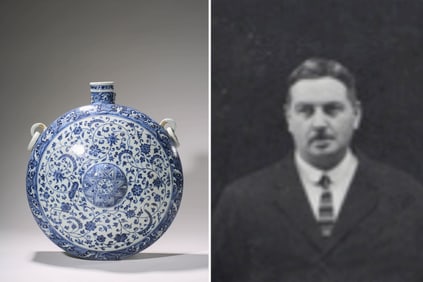 A BLUE AND WHITE 'LOTUS' MOONFLASK