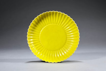A YELLOW-GLAZED CHRYSANTHEMUM-SHAPED DISH