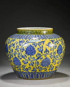 A YELLOW-GROUND BLUE AND WHITE 'INTERLOCKING FLOWERS' JAR