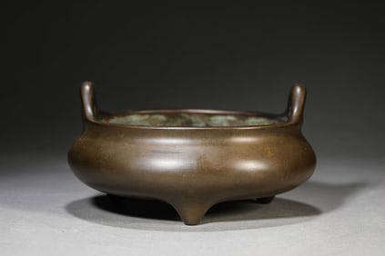 A BRONZE CENSER WITH UPRIGHT HANDLES