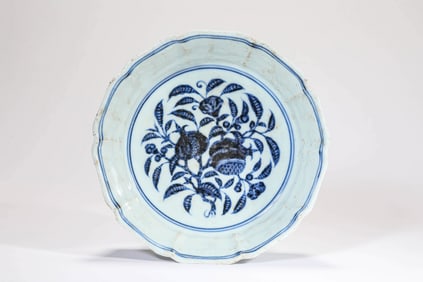 A BLUE AND WHITE 'THREE ABUNDANCES' DISH