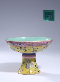 A YELLOW-GROUND WUCAI 'AUSPICIOUS CLOUDS AND CRANE' STEM DISH