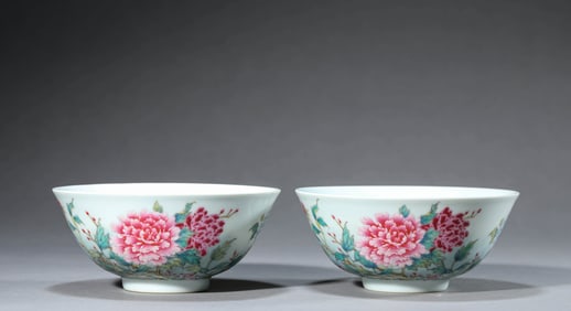 A PAIR OF FAMILLE-ROSE 'FLORAL PROSPERITY' BOWLS