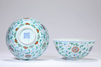 A PAIR OF DOUCAI 'FLORAL' BOWLS