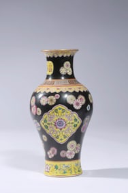 A BLACK-GROUND FAMILLE-ROSE 'MILLEFLEURS' VASE