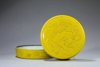 A YELLOW-GLAZED ROUND COVERED BOX
