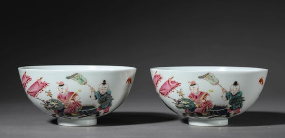A PAIR OF FAMILLE-ROSE 'CHILDREN AT PLAY' BOWLS