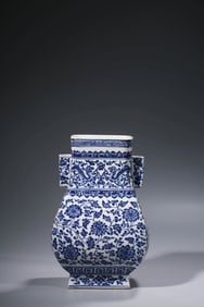 A BLUE AND WHITE 'INTERLOCKING LOTUS' JAR