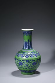A GREEN-GROUND BLUE AND WHITE VASE