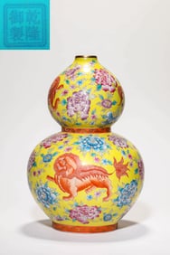 A FAMILLE ROSE GOURD-SHAPED VASE