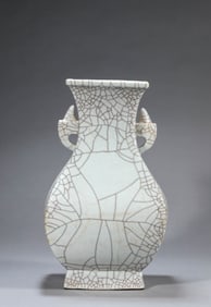 A GUAN-TYPE SQUARE VASE