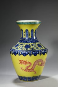 A YELLOW-GROUND BLUE AND WHITE 'DOUBLE-DRAGON' VASE