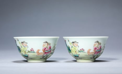 A PAIR OF FAMILLE-ROSE 'FIGURE' BOWLS