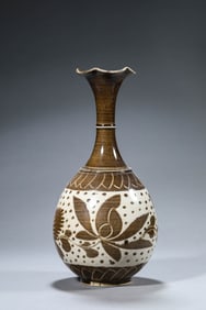 A DING-TYPE 'FLORAL' LOBED VASE