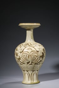 A CIZHOU-TYPE 'CARVED FLORAL' VASE