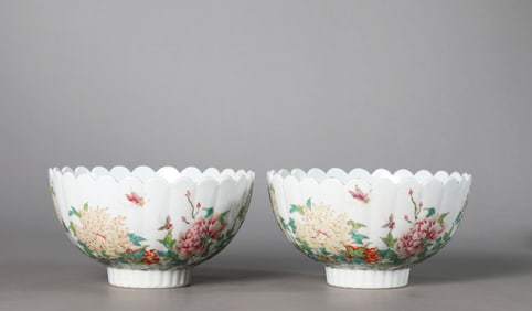 A FAMILLE-ROSE 'FLORAL' MELON-RIBBED BOWL