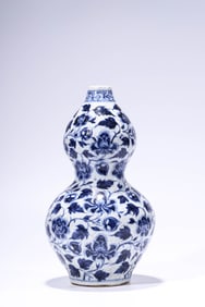 A BLUE AND WHITE 'INTERLOCKING FLOWERS' VASE