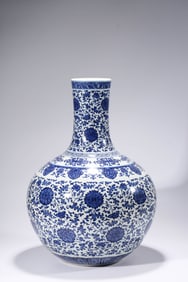 A BLUE AND WHITE 'INTERLOCKING LOTUS' GLOBULAR VASE