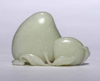 A WHITE JADE 'PEACH OF LONGEVITY' ORNAMENT