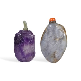AN AMETHYST SNUFF BOTTLE AND A BLACK JADE AND HETIAN JADE SNUFF BOTTLE