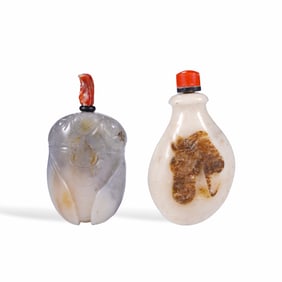 A HETIAN JADE SNUFF BOTTLE AND AN AGATE 'CLEVERLY CARVED' SNUFF BOTTLE