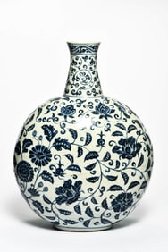 A BLUE-AND-WHITE 'INTERLOCKING FLOWERS' VASE